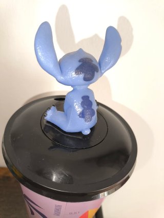 Vaso Stitch con figura decorativa