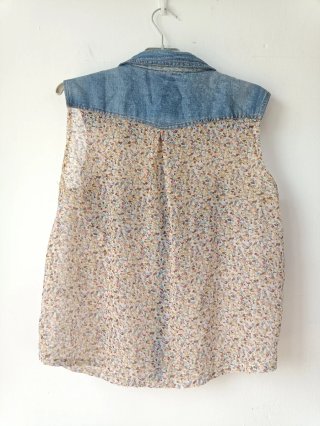 Blusa floral sin mangas con detalles denim