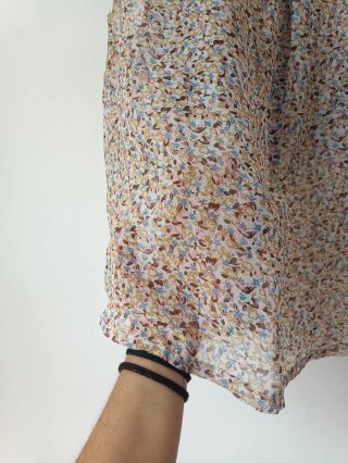 Blusa floral sin mangas con detalles denim