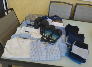 Consegna di abbigliamento da uomo: camicie e pantaloni