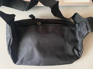 Riñonera negra con cremallera