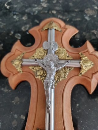 Crucifijo de madera con INRI