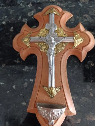 Crucifijo de madera con INRI