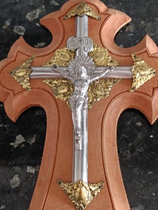 Crucifijo de madera con INRI