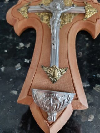 Crucifijo de madera con INRI