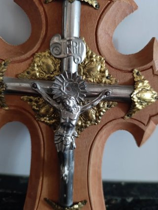 Crucifijo de madera con INRI