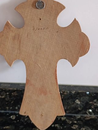 Crucifijo de madera con INRI