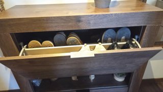 Zapatero abatible de madera, con espejo
