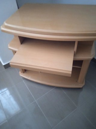 Mesa auxiliar de madera y plástico con ruedas