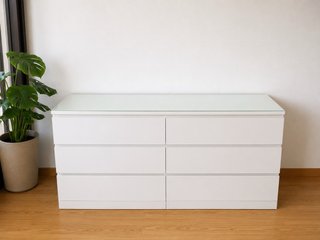 Cajonera blanca con tapa de cristal