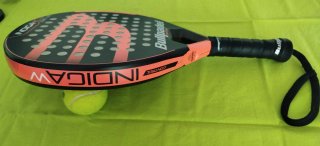 Pala de pádel Bullpadel y funda