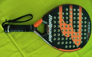 Pala de pádel Bullpadel y funda