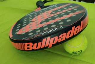 Pala de pádel Bullpadel y funda