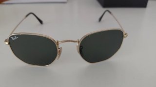 Gafas de sol Ray-Ban doradas y negras