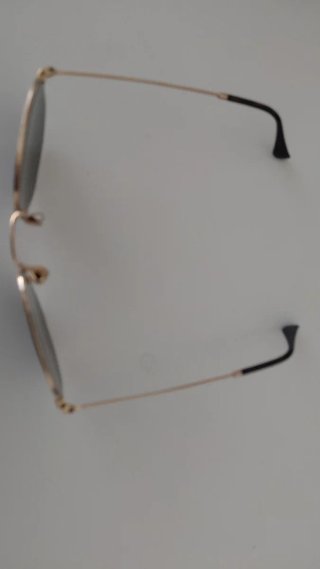 Gafas de sol Ray-Ban doradas y negras
