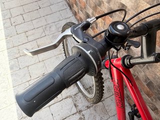 Bicicleta de montaña roja decatlón