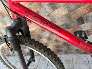 Bicicleta de montaña roja decatlón
