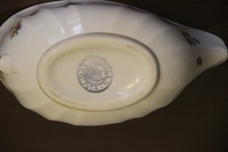 Salsera de porcelana antigua con flores