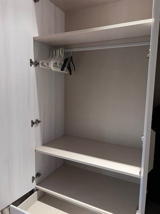 Armario de madera gris y blanco En perfecto estado