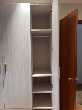 Armario de madera gris y blanco En perfecto estado