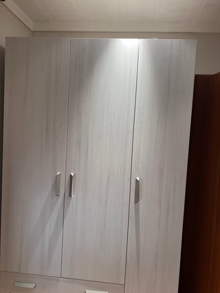 Armario de madera gris y blanco En perfecto estado