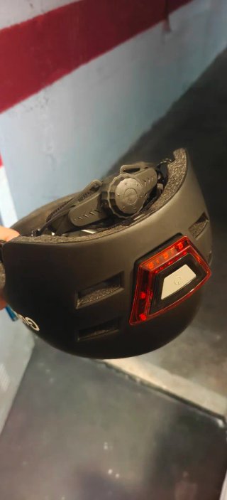 Casco patinete eléctrico con luz