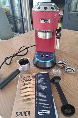 Cafetera DeLonghi Dedica Acero Inox Rojo