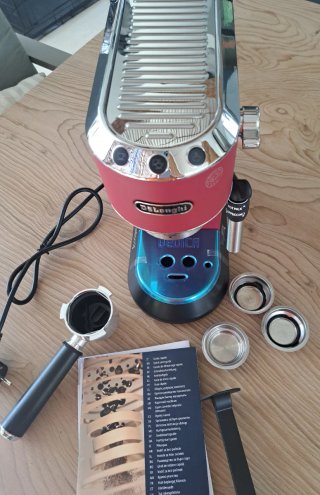 Cafetera DeLonghi Dedica Acero Inox Rojo