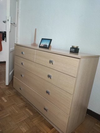 Cómoda de madera beige