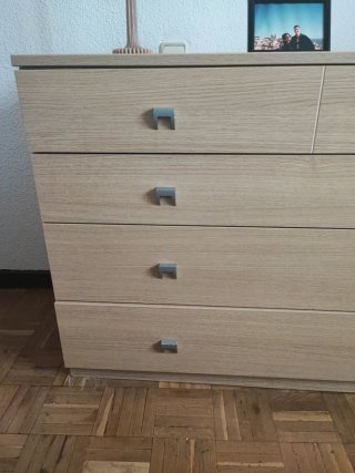 Cómoda de madera beige