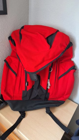 Mochila de montaña roja y negra