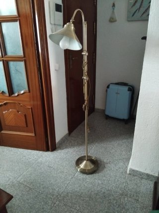 Lampada da terra dorata in metallo