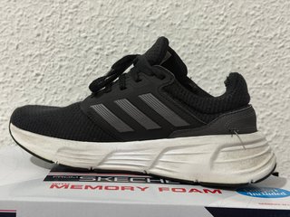 Zapatillas Adidas Negras y Grises
