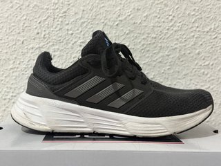 Zapatillas Adidas Negras y Grises