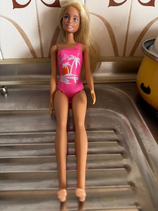 Muñeca Barbie bañador rosa playa