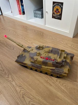 Tanque militar electrónico de juguete