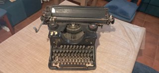 Máquina de escribir Hispano Olivetti antigua