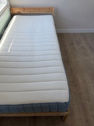 Cama Neiden y colchón Valevag Ikea
