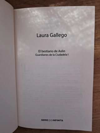 Libro en español El bestiario de Axlin