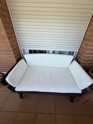 Sofá exterior ratán y cojines blancos