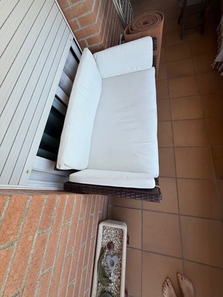 Sofá exterior ratán y cojines blancos