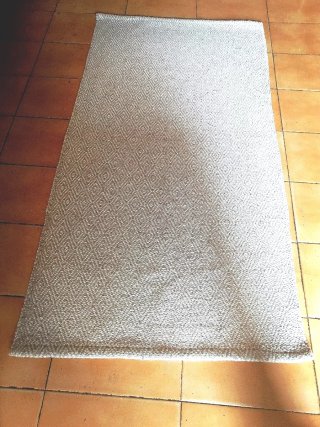 Alfombra tejida a mano beige y gris,