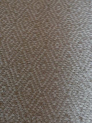 Alfombra tejida a mano beige y gris,