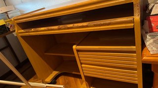 Mueble de madera con bandeja corredera