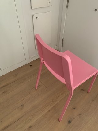 Silla rosa de plástico