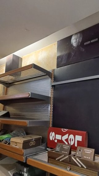 Mobiliario de tienda metálico y madera