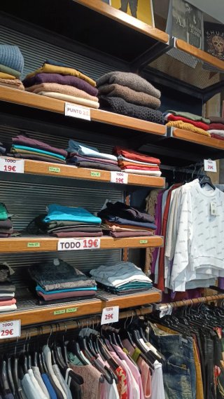 Mobiliario de tienda metálico y madera