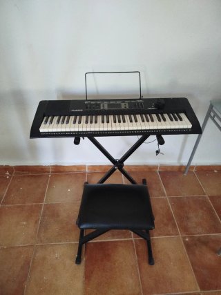 Piano eléctrico Alesis con base y taburete