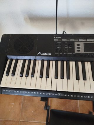 Piano eléctrico Alesis con base y taburete