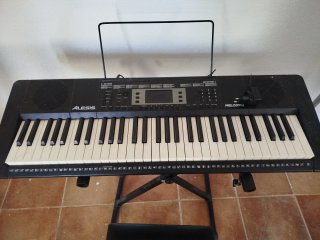 Piano eléctrico Alesis con base y taburete